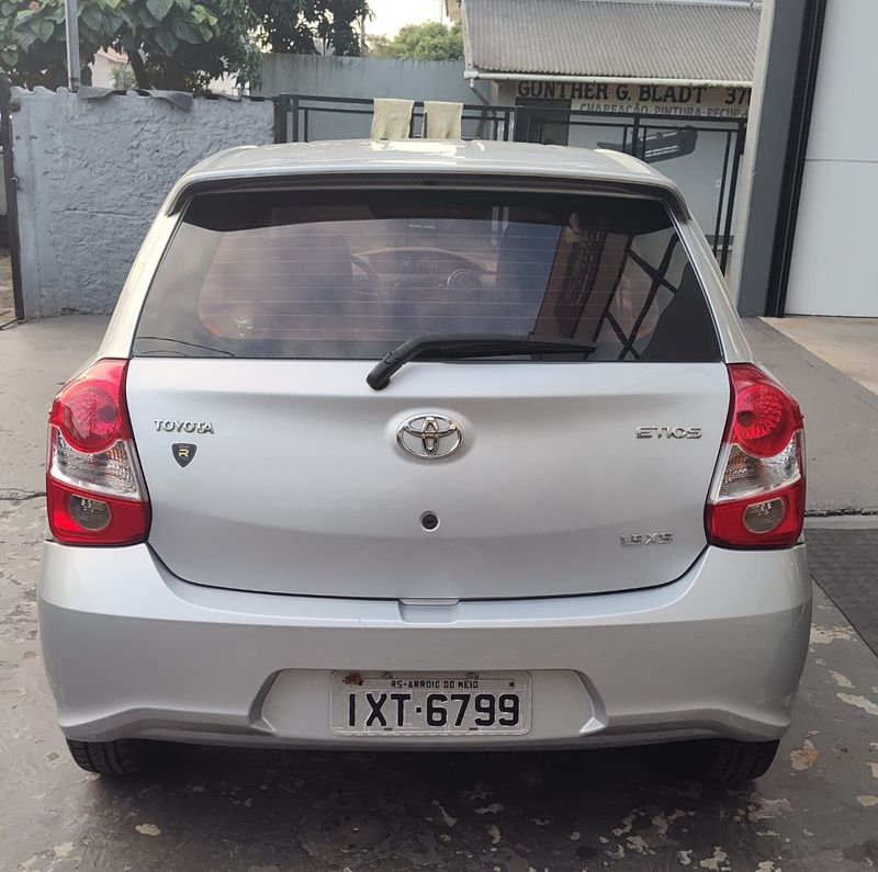 Toyota ETIOS XS 1.5 16V Mec. 2017/2018 RENNER AUTOMÓVEIS LAJEADO / Carros no Vale