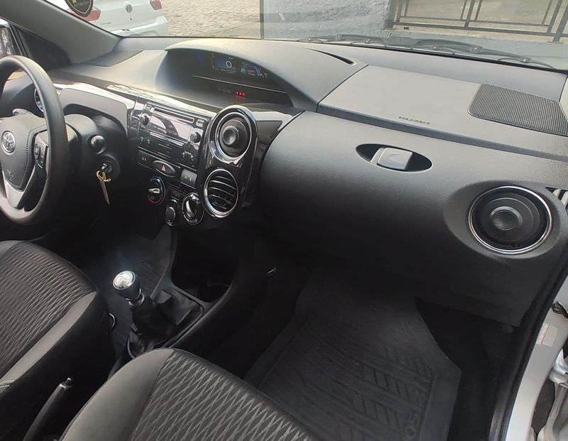 Toyota ETIOS XS 1.5 16V Mec. 2017/2018 RENNER AUTOMÓVEIS LAJEADO / Carros no Vale