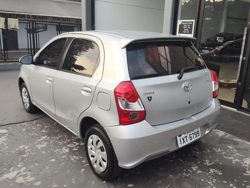 Toyota ETIOS XS 1.5 16V Mec. 2017/2018 RENNER AUTOMÓVEIS LAJEADO / Carros no Vale