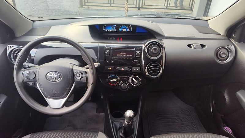 Toyota ETIOS XS 1.5 16V Mec. 2017/2018 RENNER AUTOMÓVEIS LAJEADO / Carros no Vale