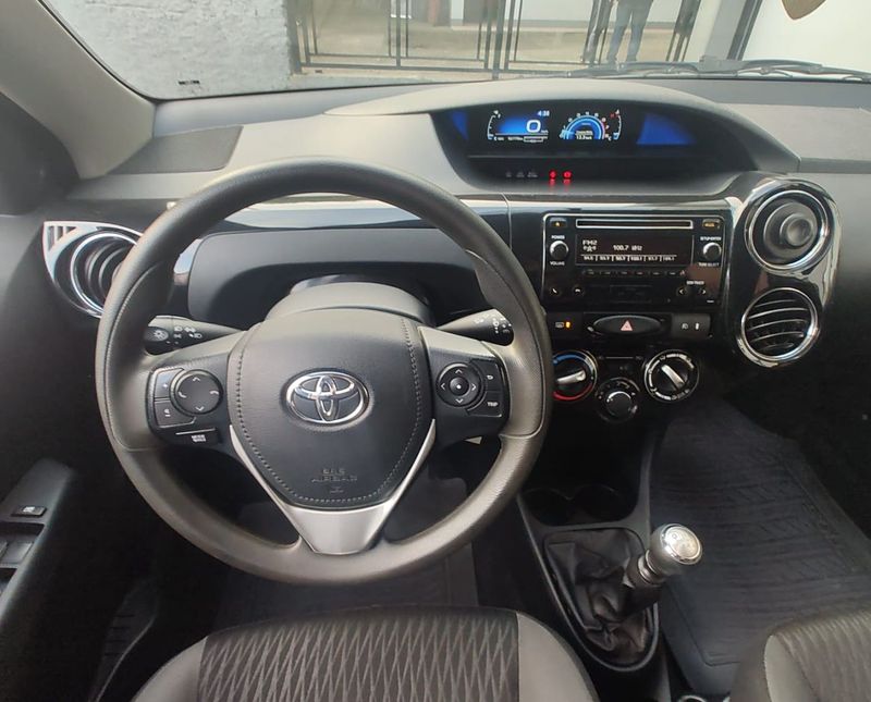 Toyota ETIOS XS 1.5 16V Mec. 2017/2018 RENNER AUTOMÓVEIS LAJEADO / Carros no Vale