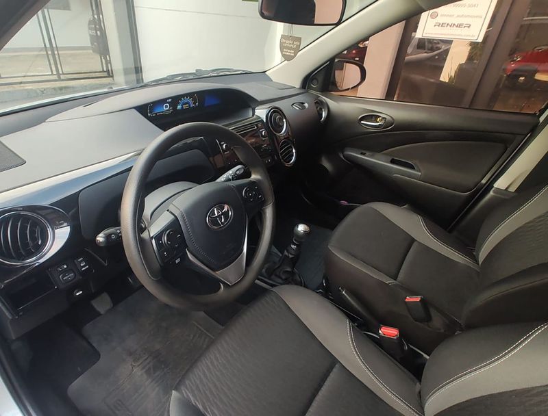 Toyota ETIOS XS 1.5 16V Mec. 2017/2018 RENNER AUTOMÓVEIS LAJEADO / Carros no Vale