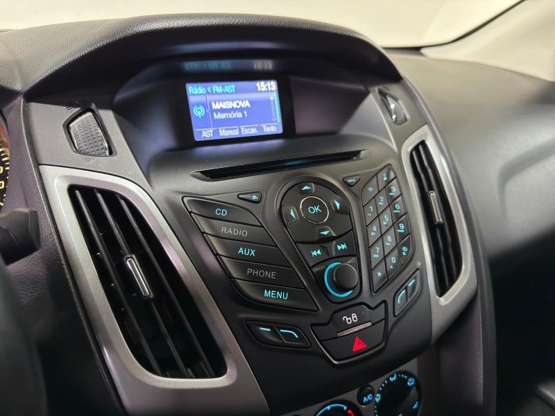 FORD FOCUS 2.0 SE SEDAN 16V 2013/2014 SUL SERRA MOTORS CAXIAS DO SUL / Carros no Vale