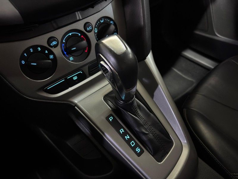 FORD FOCUS 2.0 SE SEDAN 16V 2013/2014 SUL SERRA MOTORS CAXIAS DO SUL / Carros no Vale