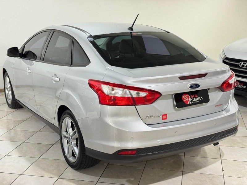FORD FOCUS 2.0 SE SEDAN 16V 2013/2014 SUL SERRA MOTORS CAXIAS DO SUL / Carros no Vale