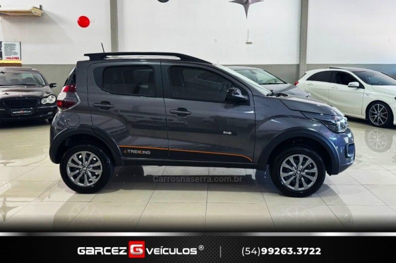 FIAT MOBI 1.0 TREKKING 8V 2023/2024 GARCEZ VEÍCULOS BENTO GONÇALVES / Carros no Vale
