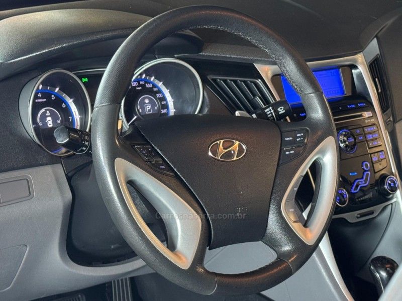 HYUNDAI SONATA 2.4 MPFI V4 16V 182CV 2012/2013 GRIFFCAR MULTIMARCAS DOIS IRMÃOS / Carros no Vale