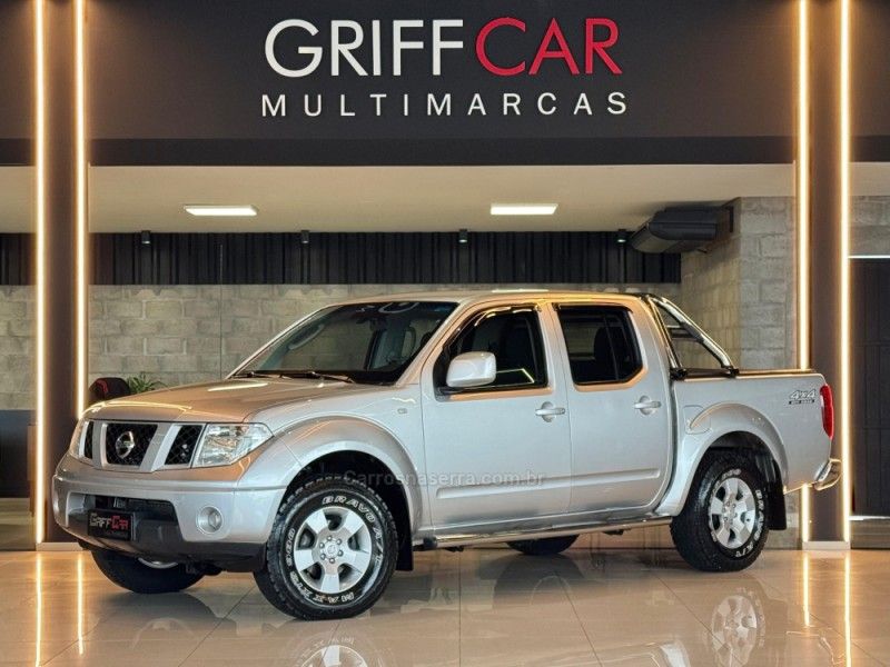 NISSAN FRONTIER 2.5 XE 4X4 CD TURBO ELETRONIC 2012/2013 GRIFFCAR MULTIMARCAS DOIS IRMÃOS / Carros no Vale