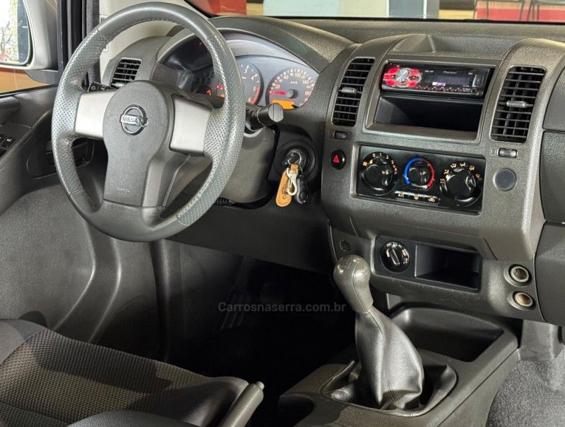 NISSAN FRONTIER 2.5 XE 4X4 CD TURBO ELETRONIC 2012/2013 GRIFFCAR MULTIMARCAS DOIS IRMÃOS / Carros no Vale