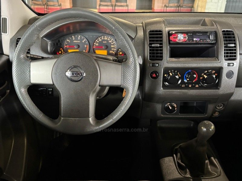 NISSAN FRONTIER 2.5 XE 4X4 CD TURBO ELETRONIC 2012/2013 GRIFFCAR MULTIMARCAS DOIS IRMÃOS / Carros no Vale