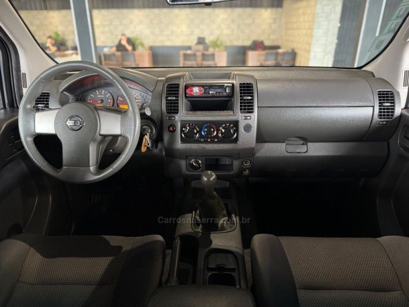 NISSAN FRONTIER 2.5 XE 4X4 CD TURBO ELETRONIC 2012/2013 GRIFFCAR MULTIMARCAS DOIS IRMÃOS / Carros no Vale
