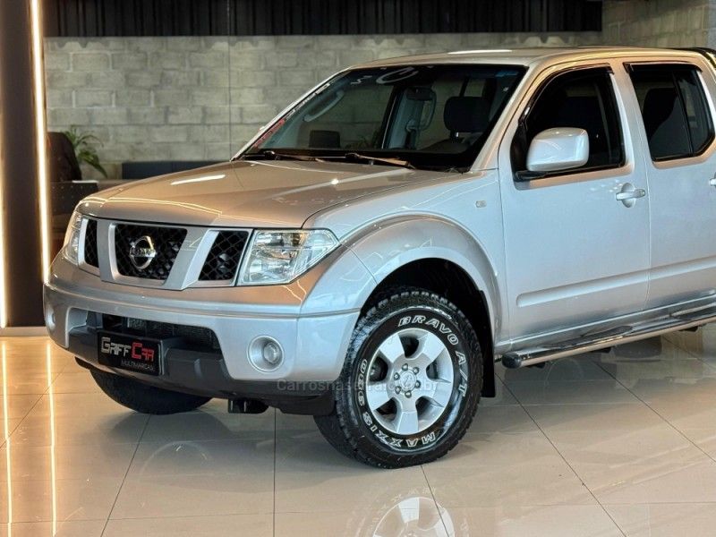 NISSAN FRONTIER 2.5 XE 4X4 CD TURBO ELETRONIC 2012/2013 GRIFFCAR MULTIMARCAS DOIS IRMÃOS / Carros no Vale