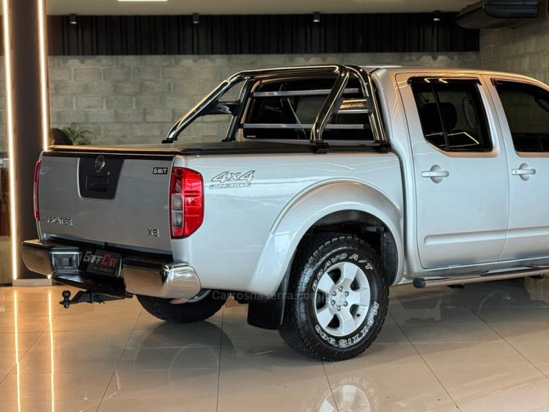 NISSAN FRONTIER 2.5 XE 4X4 CD TURBO ELETRONIC 2012/2013 GRIFFCAR MULTIMARCAS DOIS IRMÃOS / Carros no Vale