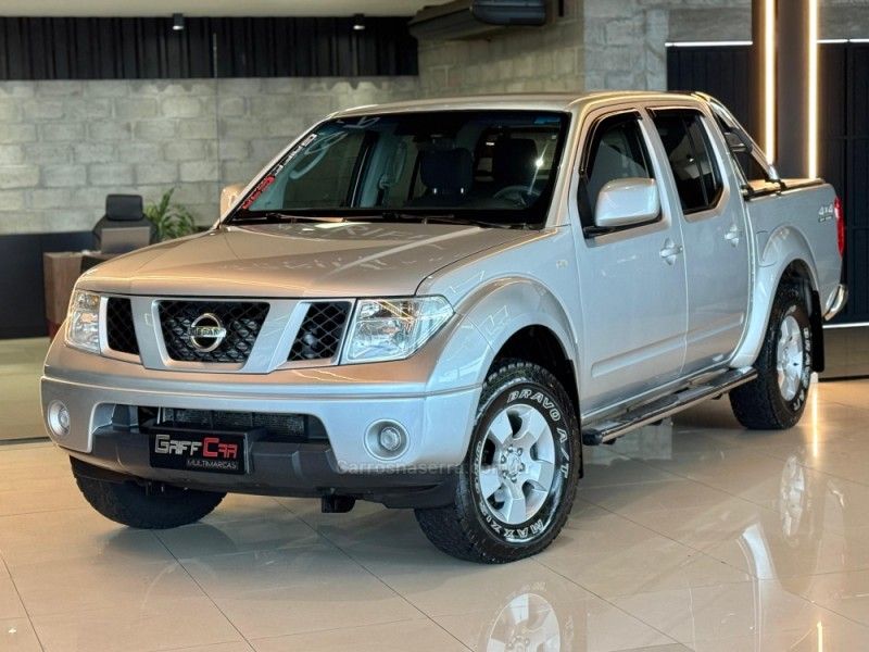 NISSAN FRONTIER 2.5 XE 4X4 CD TURBO ELETRONIC 2012/2013 GRIFFCAR MULTIMARCAS DOIS IRMÃOS / Carros no Vale