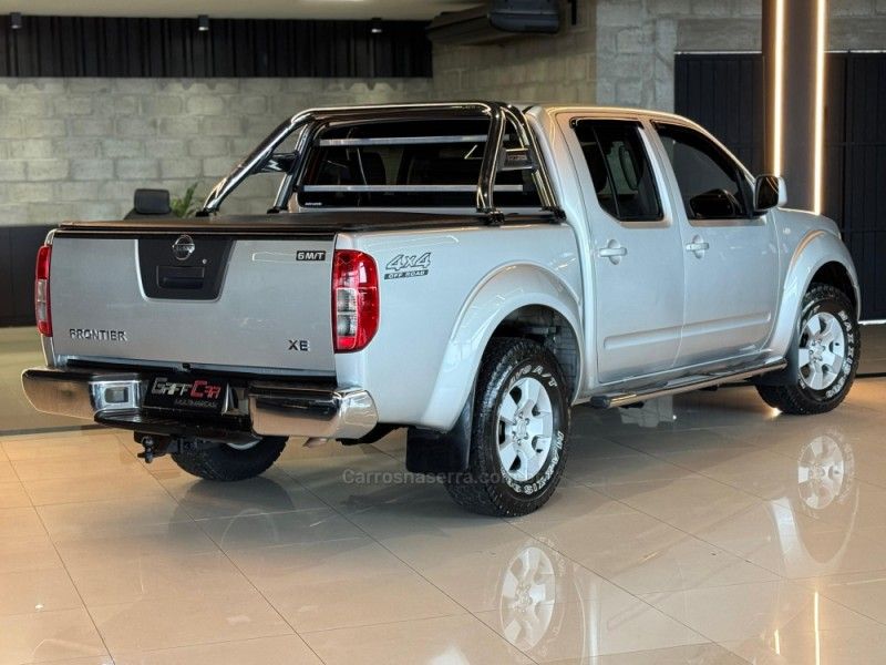 NISSAN FRONTIER 2.5 XE 4X4 CD TURBO ELETRONIC 2012/2013 GRIFFCAR MULTIMARCAS DOIS IRMÃOS / Carros no Vale