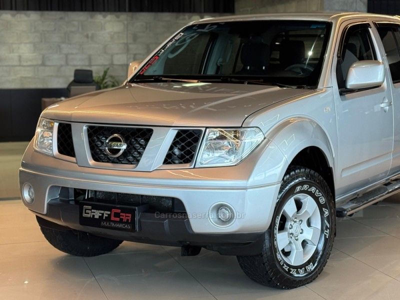 NISSAN FRONTIER 2.5 XE 4X4 CD TURBO ELETRONIC 2012/2013 GRIFFCAR MULTIMARCAS DOIS IRMÃOS / Carros no Vale