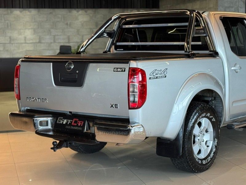 NISSAN FRONTIER 2.5 XE 4X4 CD TURBO ELETRONIC 2012/2013 GRIFFCAR MULTIMARCAS DOIS IRMÃOS / Carros no Vale
