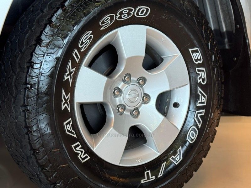 NISSAN FRONTIER 2.5 XE 4X4 CD TURBO ELETRONIC 2012/2013 GRIFFCAR MULTIMARCAS DOIS IRMÃOS / Carros no Vale