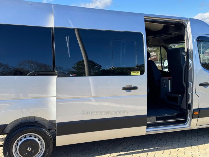 RENAULT MASTER 2.3 DCI MINIBUS EXECUTIVE L3H2 16 LUGARES 16V 2015/2016 GRIFFCAR MULTIMARCAS DOIS IRMÃOS / Carros no Vale