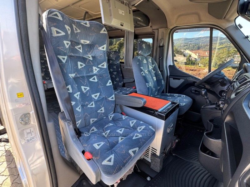 RENAULT MASTER 2.3 DCI MINIBUS EXECUTIVE L3H2 16 LUGARES 16V 2015/2016 GRIFFCAR MULTIMARCAS DOIS IRMÃOS / Carros no Vale