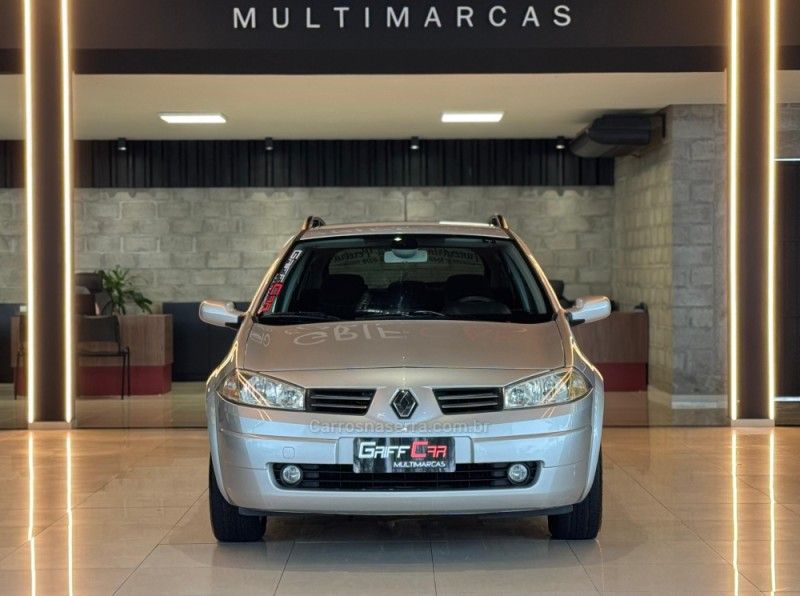 RENAULT MÉGANE 1.6 DYNAMIQUE GRAND TOUR 16V 2011/2011 GRIFFCAR MULTIMARCAS DOIS IRMÃOS / Carros no Vale