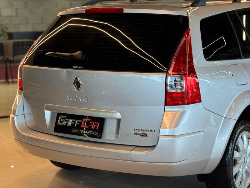 RENAULT MÉGANE 1.6 DYNAMIQUE GRAND TOUR 16V 2011/2011 GRIFFCAR MULTIMARCAS DOIS IRMÃOS / Carros no Vale