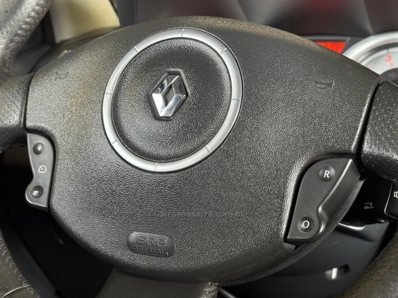 RENAULT MÉGANE 1.6 DYNAMIQUE GRAND TOUR 16V 2011/2011 GRIFFCAR MULTIMARCAS DOIS IRMÃOS / Carros no Vale