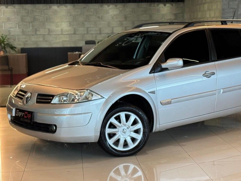 RENAULT MÉGANE 1.6 DYNAMIQUE GRAND TOUR 16V 2011/2011 GRIFFCAR MULTIMARCAS DOIS IRMÃOS / Carros no Vale