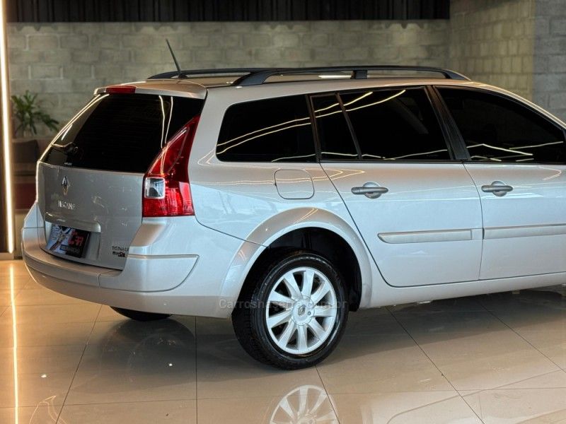 RENAULT MÉGANE 1.6 DYNAMIQUE GRAND TOUR 16V 2011/2011 GRIFFCAR MULTIMARCAS DOIS IRMÃOS / Carros no Vale
