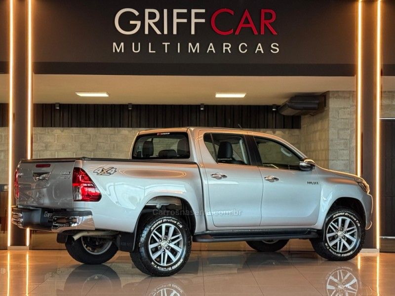 TOYOTA HILUX 2.8 SRX 4X4 CD 16V 2016/2017 GRIFFCAR MULTIMARCAS DOIS IRMÃOS / Carros no Vale