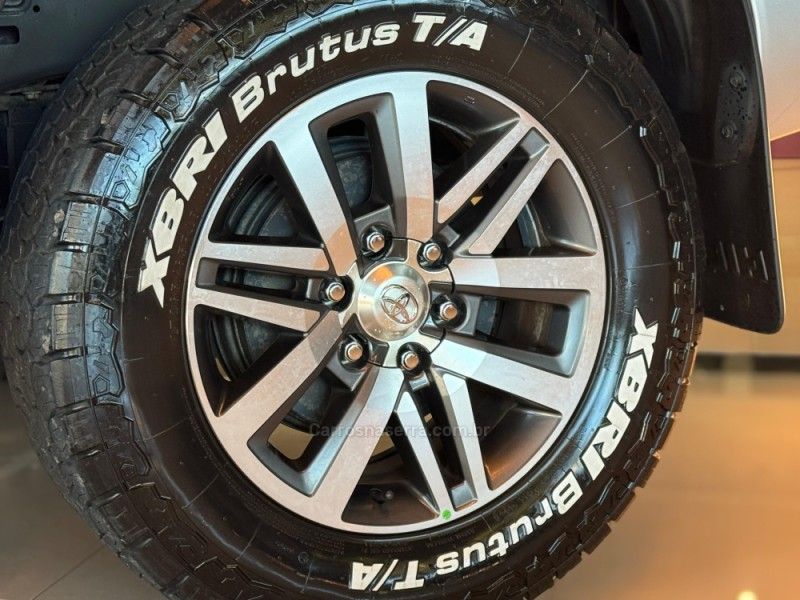 TOYOTA HILUX 2.8 SRX 4X4 CD 16V 2016/2017 GRIFFCAR MULTIMARCAS DOIS IRMÃOS / Carros no Vale
