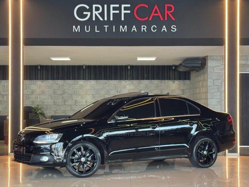 VOLKSWAGEN JETTA 2.0 COMFORTLINE TIPTRONIC 2012/2013 GRIFFCAR MULTIMARCAS DOIS IRMÃOS / Carros no Vale