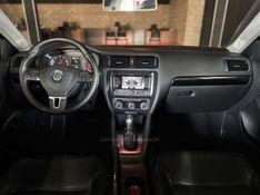 VOLKSWAGEN JETTA 2.0 COMFORTLINE TIPTRONIC 2012/2013 GRIFFCAR MULTIMARCAS DOIS IRMÃOS / Carros no Vale