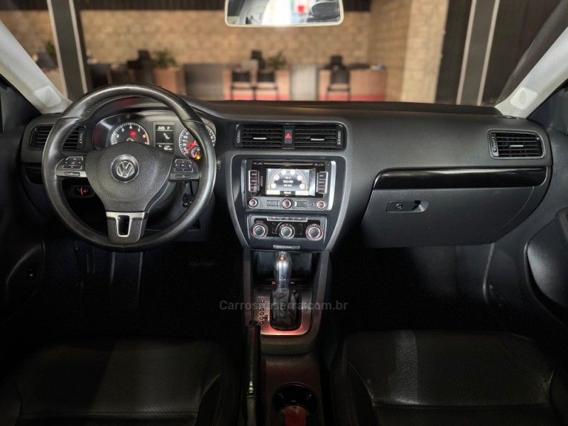 VOLKSWAGEN JETTA 2.0 COMFORTLINE TIPTRONIC 2012/2013 GRIFFCAR MULTIMARCAS DOIS IRMÃOS / Carros no Vale