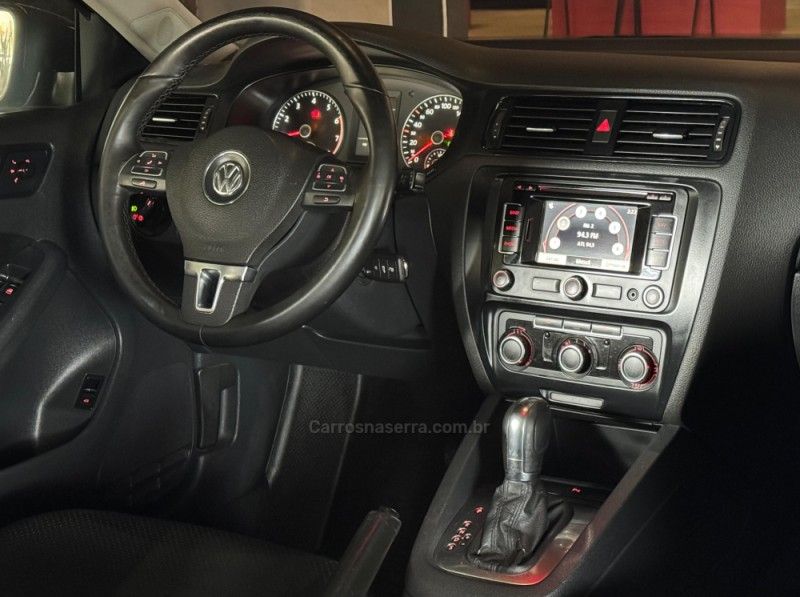 VOLKSWAGEN JETTA 2.0 COMFORTLINE TIPTRONIC 2012/2013 GRIFFCAR MULTIMARCAS DOIS IRMÃOS / Carros no Vale
