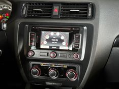 VOLKSWAGEN JETTA 2.0 COMFORTLINE TIPTRONIC 2012/2013 GRIFFCAR MULTIMARCAS DOIS IRMÃOS / Carros no Vale