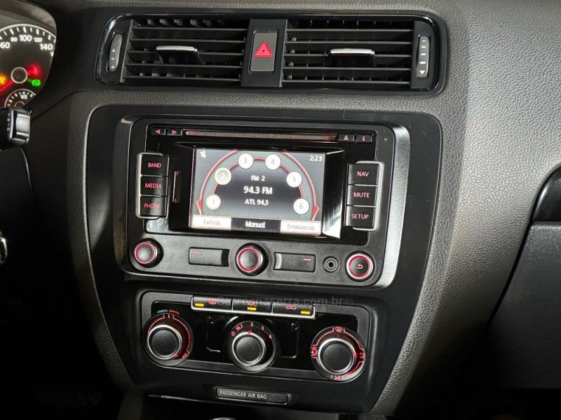 VOLKSWAGEN JETTA 2.0 COMFORTLINE TIPTRONIC 2012/2013 GRIFFCAR MULTIMARCAS DOIS IRMÃOS / Carros no Vale