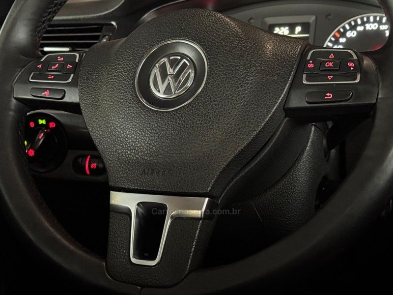 VOLKSWAGEN JETTA 2.0 COMFORTLINE TIPTRONIC 2012/2013 GRIFFCAR MULTIMARCAS DOIS IRMÃOS / Carros no Vale
