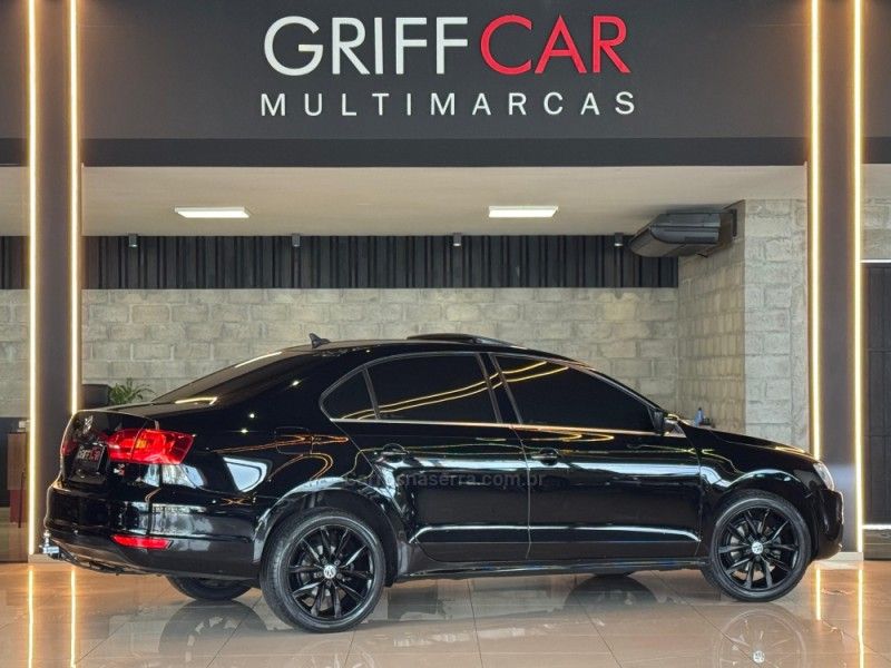 VOLKSWAGEN JETTA 2.0 COMFORTLINE TIPTRONIC 2012/2013 GRIFFCAR MULTIMARCAS DOIS IRMÃOS / Carros no Vale