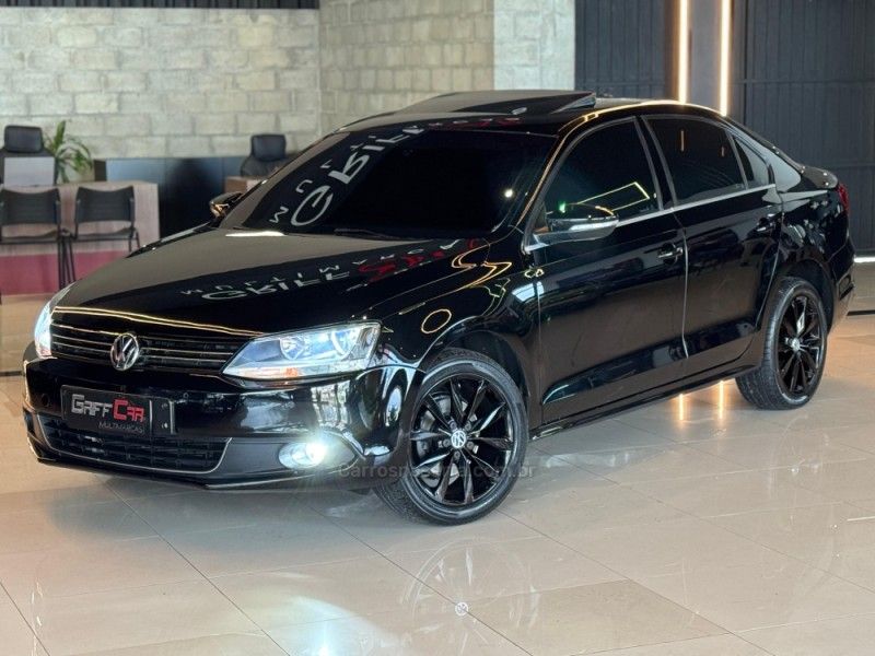 VOLKSWAGEN JETTA 2.0 COMFORTLINE TIPTRONIC 2012/2013 GRIFFCAR MULTIMARCAS DOIS IRMÃOS / Carros no Vale