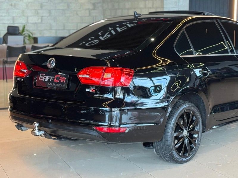 VOLKSWAGEN JETTA 2.0 COMFORTLINE TIPTRONIC 2012/2013 GRIFFCAR MULTIMARCAS DOIS IRMÃOS / Carros no Vale