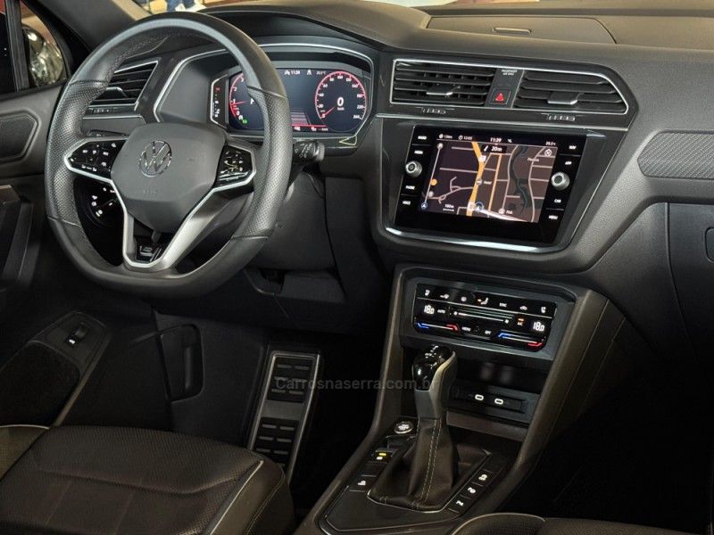 VOLKSWAGEN TIGUAN 2.0 TSI R-LINE 16V TURBO TIPTRONIC 2024/2024 GRIFFCAR MULTIMARCAS DOIS IRMÃOS / Carros no Vale