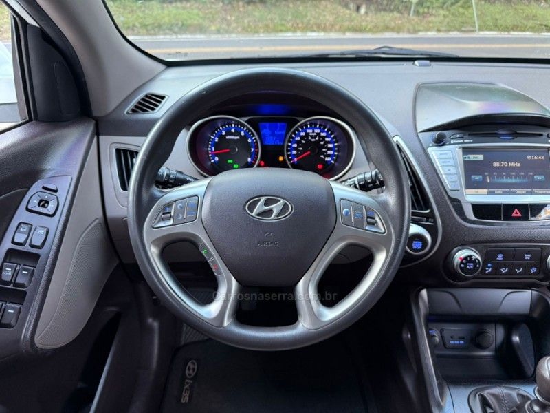 HYUNDAI IX35 2.0 MPI 4X2 16V 2012/2013 KASPER VEÍCULOS DOIS IRMÃOS / Carros no Vale
