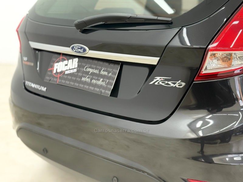 FORD FIESTA 1.6 TITANIUM HATCH 16V 2014/2015 FOCAR VEÍCULOS CAXIAS DO SUL / Carros no Vale