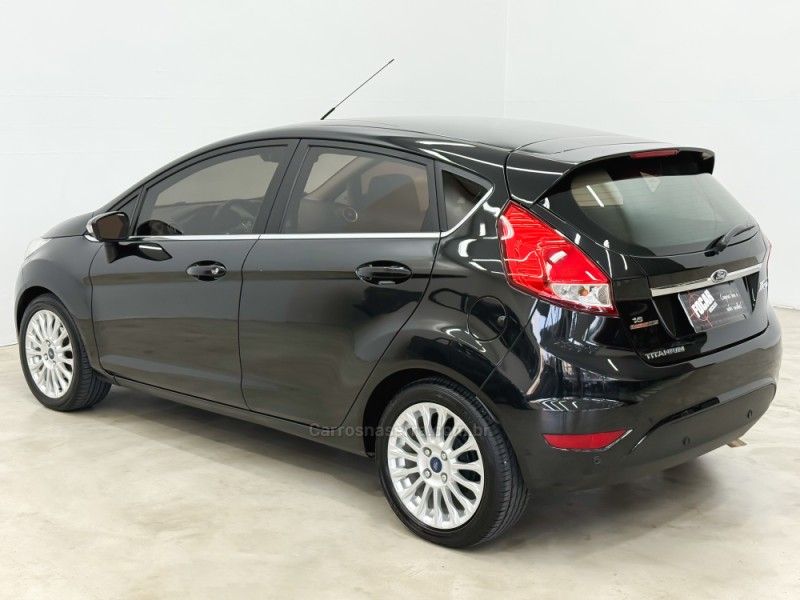 FORD FIESTA 1.6 TITANIUM HATCH 16V 2014/2015 FOCAR VEÍCULOS CAXIAS DO SUL / Carros no Vale