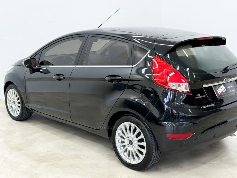 FORD FIESTA 1.6 TITANIUM HATCH 16V 2014/2015 FOCAR VEÍCULOS CAXIAS DO SUL / Carros no Vale