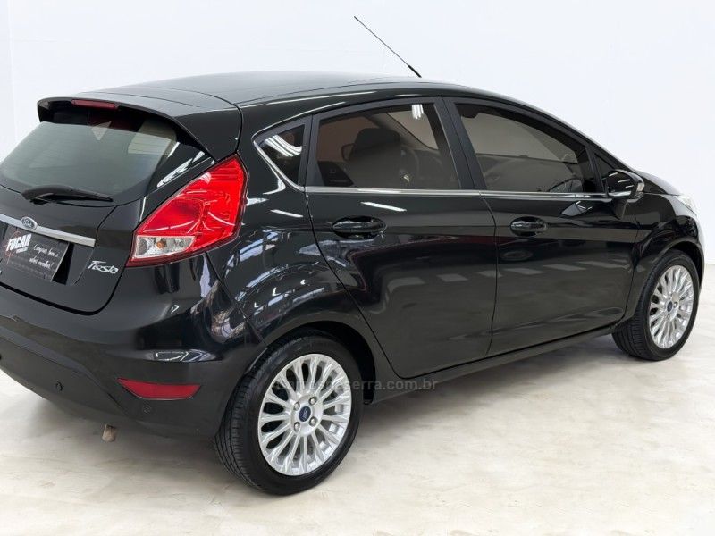 FORD FIESTA 1.6 TITANIUM HATCH 16V 2014/2015 FOCAR VEÍCULOS CAXIAS DO SUL / Carros no Vale