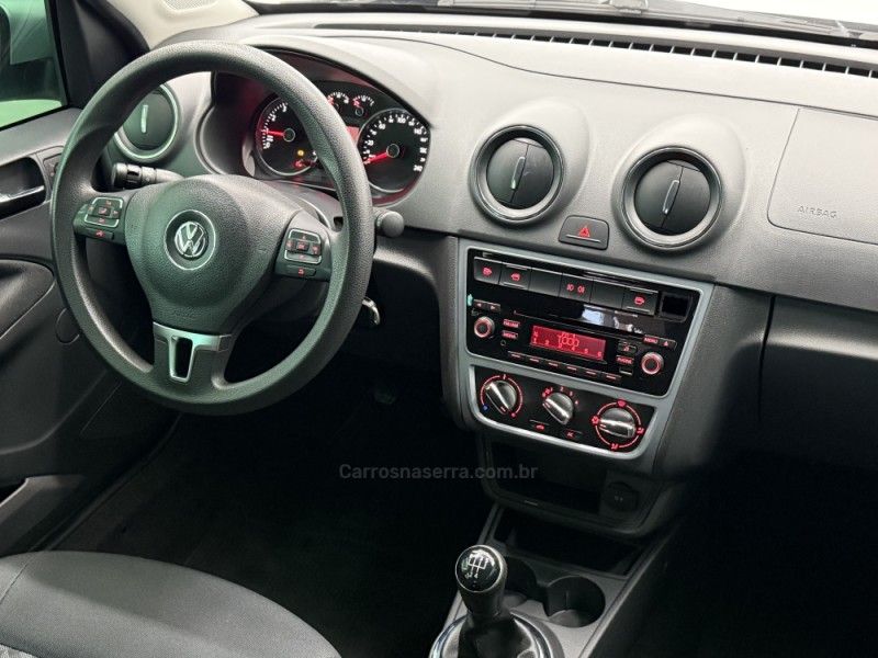 VOLKSWAGEN VOYAGE 1.6 MI COMFORTLINE 8V 2015/2016 FOCAR VEÍCULOS CAXIAS DO SUL / Carros no Vale