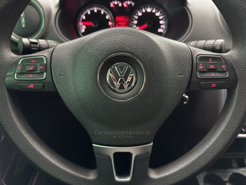 VOLKSWAGEN VOYAGE 1.6 MI COMFORTLINE 8V 2015/2016 FOCAR VEÍCULOS CAXIAS DO SUL / Carros no Vale