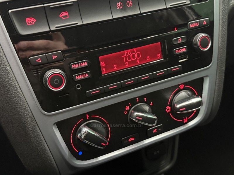 VOLKSWAGEN VOYAGE 1.6 MI COMFORTLINE 8V 2015/2016 FOCAR VEÍCULOS CAXIAS DO SUL / Carros no Vale